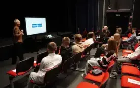 Młodzież biorąca udział w szkoleniu.