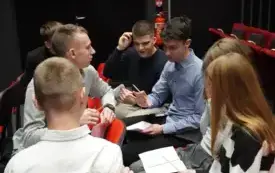 Uczestnicy wykonują zadania warsztatowe.