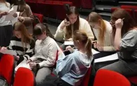 Uczestnicy wykonują zadania warsztatowe.