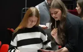 Uczestnicy spotkania podczas rozmowy.