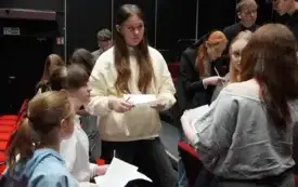 Uczestnicy wykonują zadania warsztatowe.