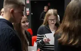 Uczestnicy wykonują zadania warsztatowe.