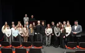 Grupowe zdjęcie uczestnik&oacute;w wizyty studyjnej