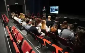 Młodzież biorąca udział w szkoleniu.