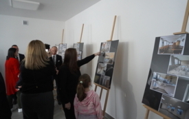 Chwila refleksji nad historią Mącic &ndash; goście zwiedzają wystawę przygotowaną specjalnie na tę okazję
