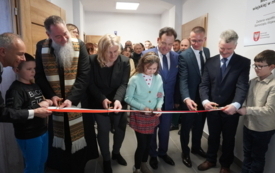 Przecięcie wstęgi i przekazanie mieszkańcom odnowionej świetlicy wiejskiej w Mącicach