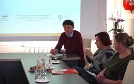 Uczestnicy spotkania oraz prowadzący w trakcie rozm&oacute;w i konsultacji.