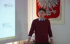 Pan Łukasz Wachowski z MOWES prowadzi prezentację w sali konferencyjnej Urzędu. 