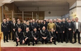 Zdjęcie grupowe uczestnik&oacute;w podczas zebrania OSP Chorzele