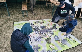 Dzieci biorą udział w przygotowanych atrakcjach i zabawach.