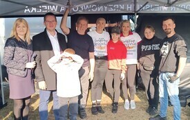 Burmistrz Eliasz Kostrzewa wraz z przedstawicielkami K&oacute;ł Gospodyń Wiejskich uczestniczących w wydarzeniu.
