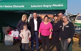 Burmistrz Eliasz Kostrzewa wraz z przedstawicielkami K&oacute;ł Gospodyń Wiejskich uczestniczących w wydarzeniu.