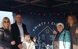 Burmistrz Eliasz Kostrzewa wraz z przedstawicielkami K&oacute;ł Gospodyń Wiejskich uczestniczących w wydarzeniu.