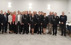 Zdjęcie grupowe uczestnik&oacute;w wydarzenia.