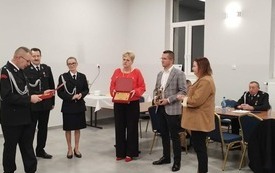 Wręczenie pamiątkowych podziękowań oraz statuetki od burmistrza Eliasza Kostrzewy.