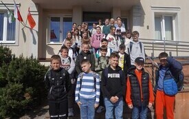 Wsp&oacute;lne zdjęcie przed urzędem