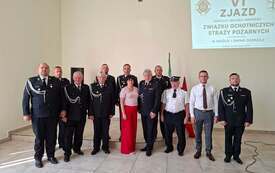 Strażacy ochotnicy i przedstawiciele samorządu podczas wsp&oacute;lnego spotkania w świetlicy OSP w Rembielinie.