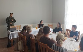 Uczestnicy narady słuchają prezentacji prowadzonej w ramach projektu &bdquo;Odporność Gminy i Sołectwa na wypadek zagrożenia bezpieczeństwa Państwa&rdquo;.
