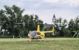 Helikopter przygotowuje się do startu przed lotami widokowymi podczas Dni Chorzel 2026.