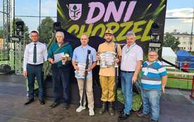 Wręczenie nagr&oacute;d zwycięzcom Spławikowych Zawod&oacute;w Wędkarskich przez Burmistrza Miasta i Gminy Chorzele Eliasza Kostrzewę.