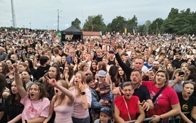 Tłum mieszkańc&oacute;w bawiących się pod sceną podczas koncertu na Dniach Chorzel 2026.