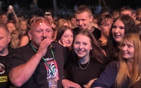 Bajorson wśr&oacute;d publiczności podczas koncertu na Dniach Chorzel 2026, witający się i bawiący z fanami.