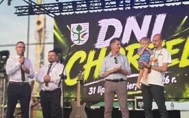 Burmistrz Eliasz Kostrzewa i zaproszeni goście podczas oficjalnego otwarcia Dni Chorzel 2026 na scenie.