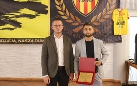 Burmistrz wręczył podziękowanie Prezesowi Klubu