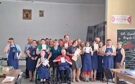 Zdjęcie grupowe uczestnik&oacute;w warsztat&oacute;w