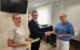 Przekazanie sprzętu dla szkoły podstawowej w Zarębach