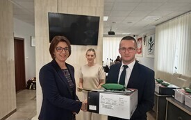 Przekazanie sprzętu dla szkoły podstawowej nr 2 w Chorzelach