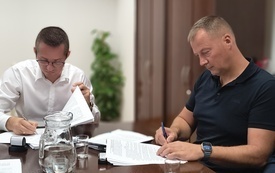 Burmistrz oraz wykonawca podpisują umowę.