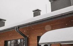 Grafika przedstawia zaśnieżony dach