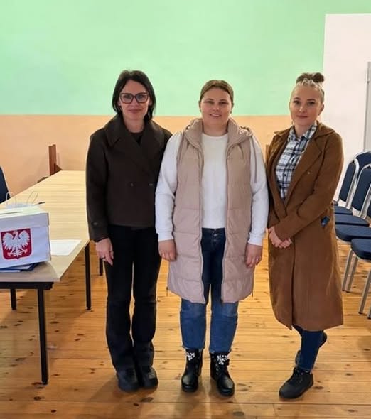 na zdjęciu widoczne są trzy osoby