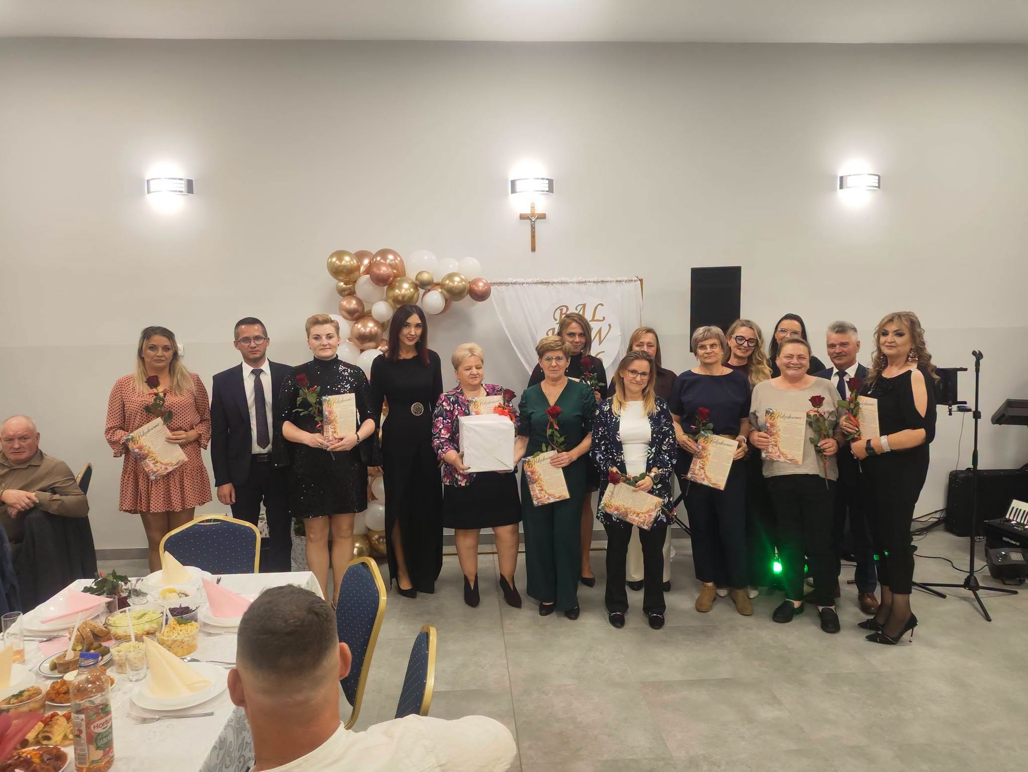 zdjęcie grupowe uczestnik&oacute;w spotkania KGW