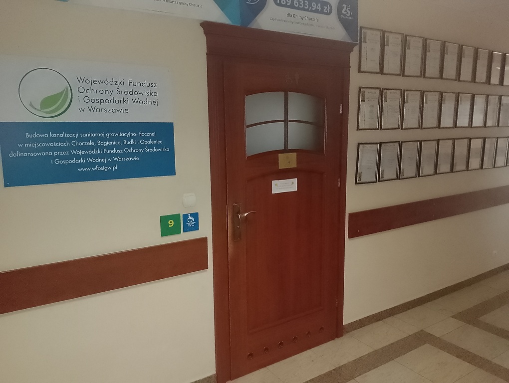 Drzwi toalety dla os&oacute;b ze szczeg&oacute;lnymi potrzebami