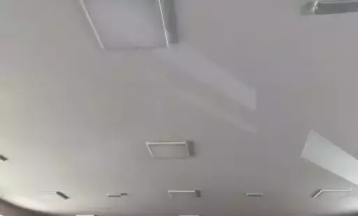 Zdjęcie przedstawia sufit i lampy w świetlicy wiejskiej w Budkach. 