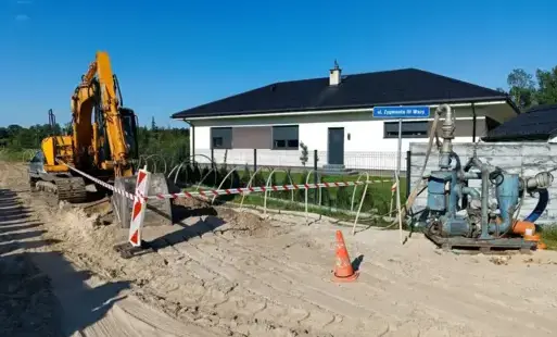 Zdjęcie przedstawia budowę sieci kanalizacyjnej na ul. Zygmunta III Wazy.