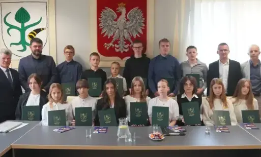 Zdjęcie grupowe Miejskiej Młodzieżowej Rady w Chorzelach