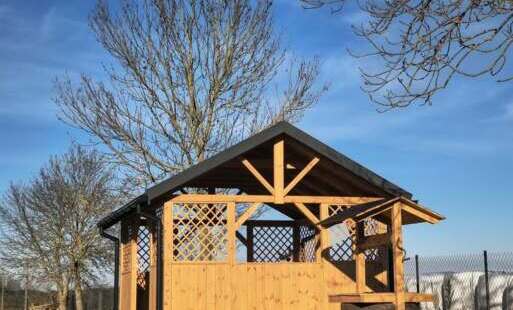 Zdjęcie przedstawia altankę