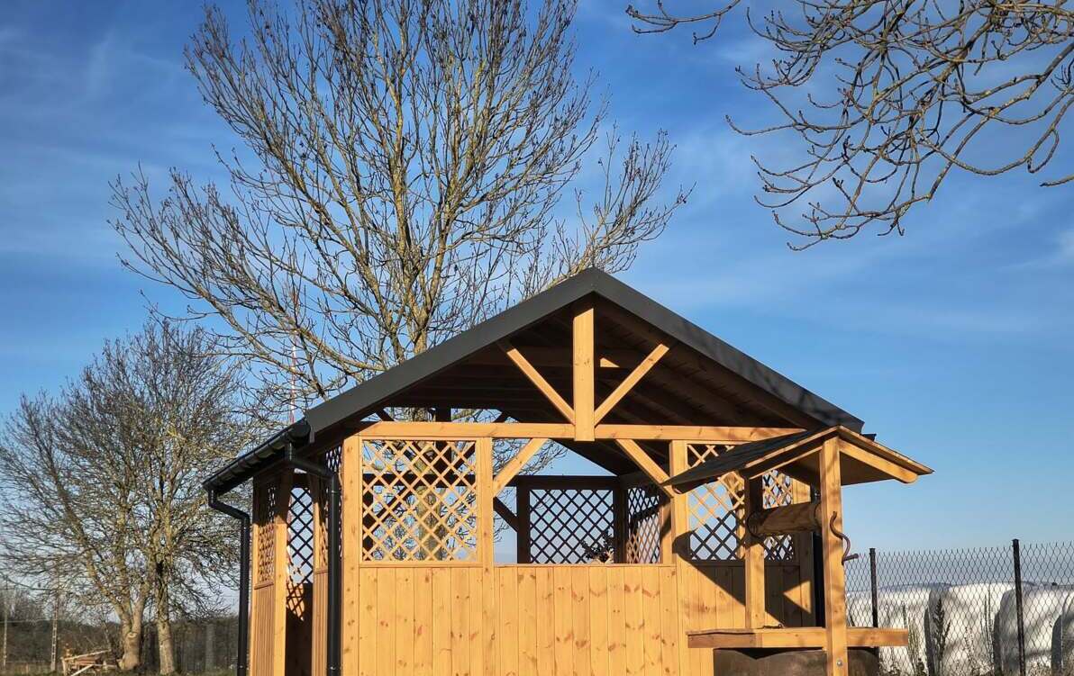 Zdjęcie przedstawia altankę