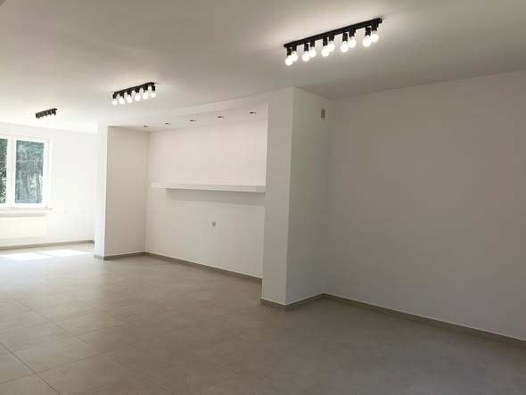 Zdjęcie przedstawia odmalowane ściany w świetlicy wiejskiej