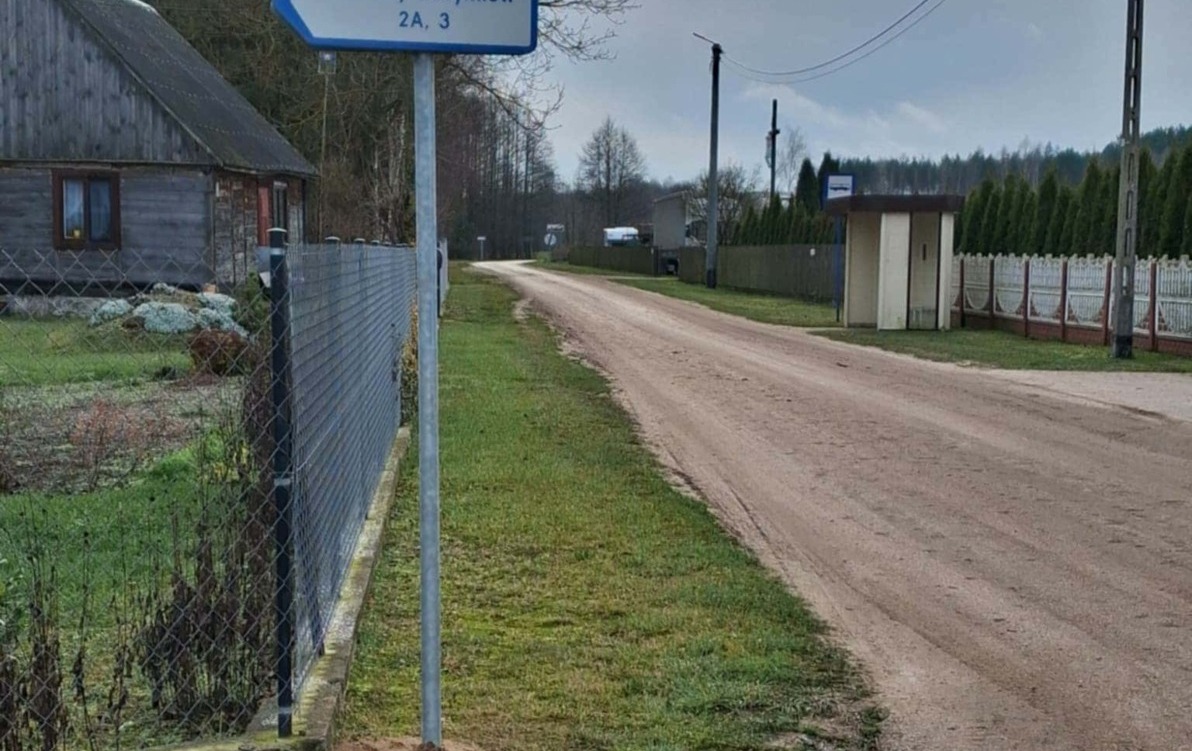 Zdjęcie przedstawia znak informacyjny, ułatwiający dojazd do konkretnego miejsca.