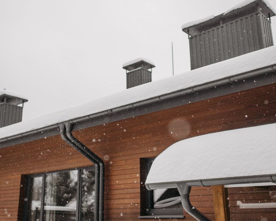 Grafika przedstawia zaśnieżony dach