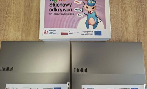 Zdjęcie przedstawia dwa laptopy oraz gry i zabawy multimedialne