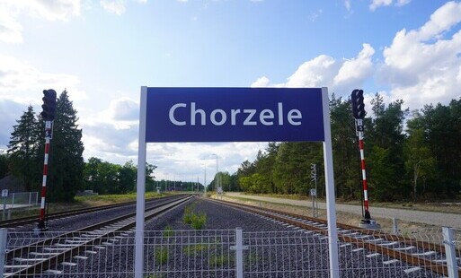 Zdjęcie przedstawia peron na stacji PKP Chorzele