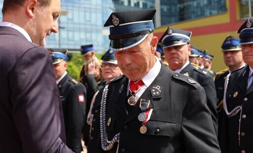 Zdjęcie przedstawia druha OSP podczas wręczania wyróżnienia