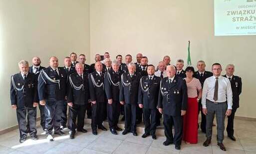 Pamiątkowe zdjęcie uczestników VI Zjazdu Oddziału Gminnego ZOSP RP w Chorzelach.