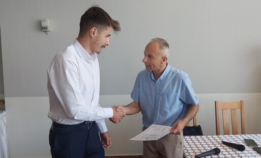 Wręczenie zaświadczenia o wyborze na sołtysa sołectwa Nowa Wieś Szymonowi Adamowi Burnosowi podczas narady z sołtysami.