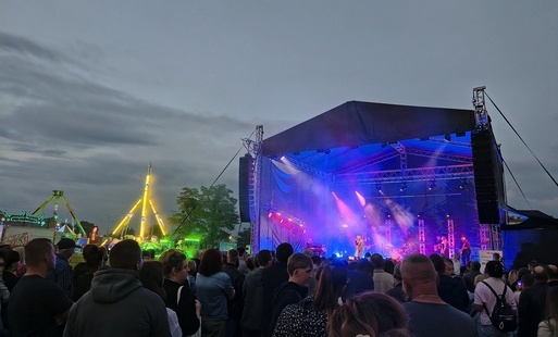 Zdjęcie przedstawiające scenę ora ludzi przed sceną.